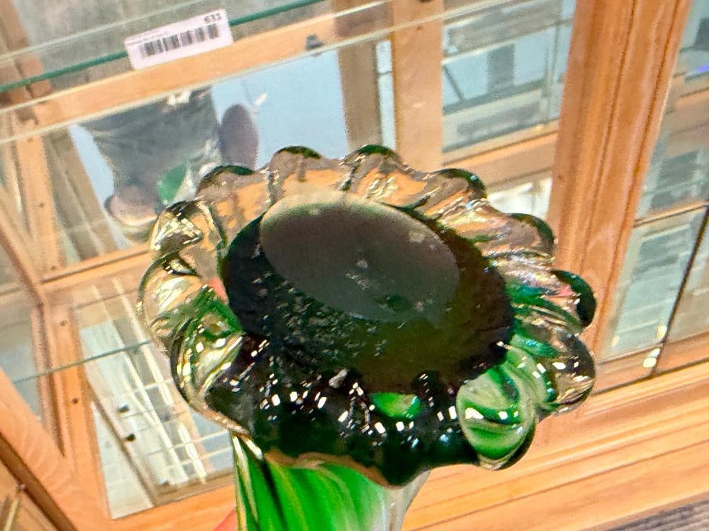 20TH CENTURY HAND BLOWN ART GLASS TULIP CASED GLASS BUD VASE WITH SWIRL DESIGN - 7