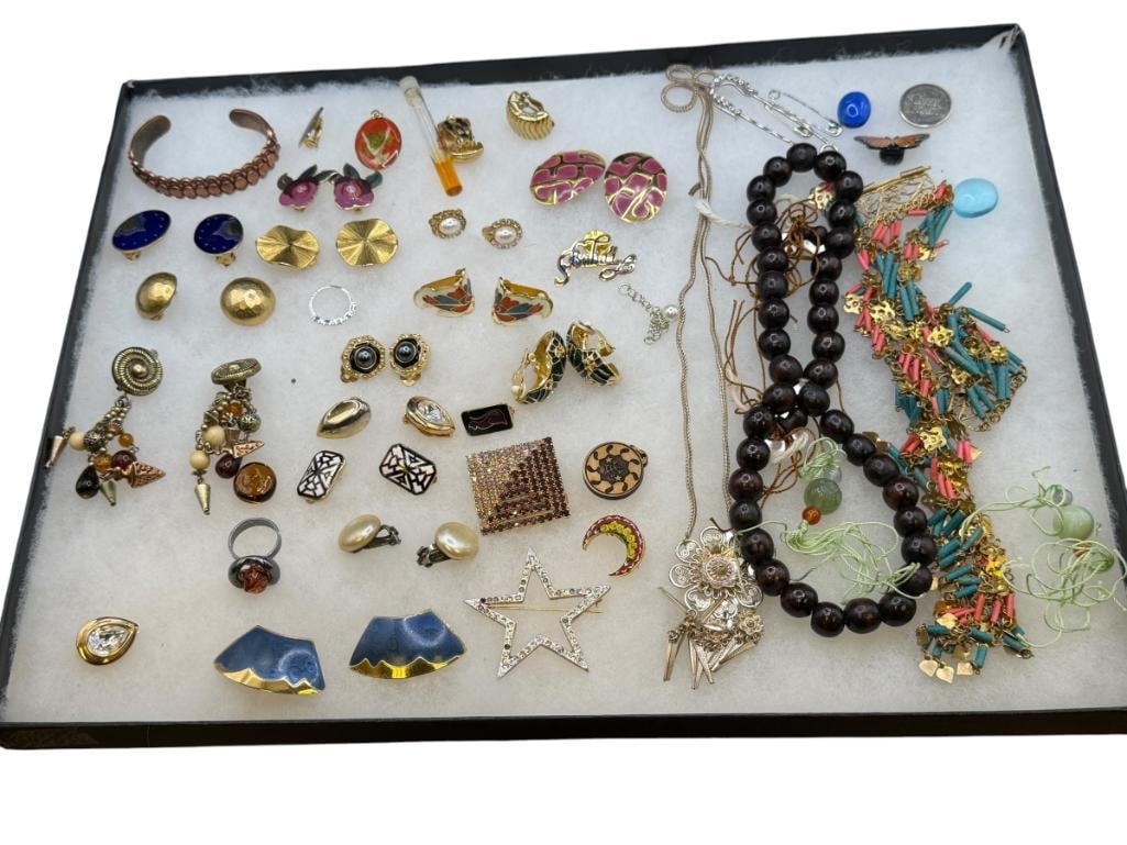 ASSORTED LADIES COSTUME JEWELRY INCLUDING CLIP-BACK EARRINGS, WOODEN BEADS, COPPER CUFF, AND MORE (1 of 17)