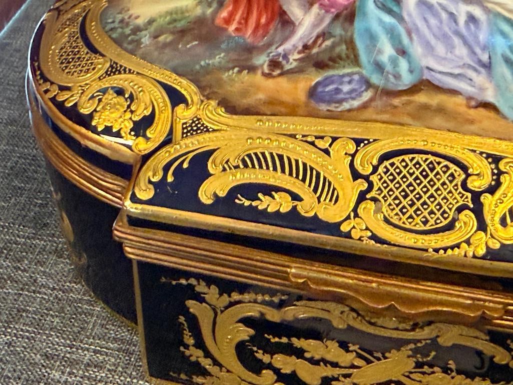 19TH CENTURY FRENCH SEVRES-STYLE PORCELAIN JEWELRY BOX / CASKET / COFFRE HAND PAINTED FLORAL FOLI... - 4