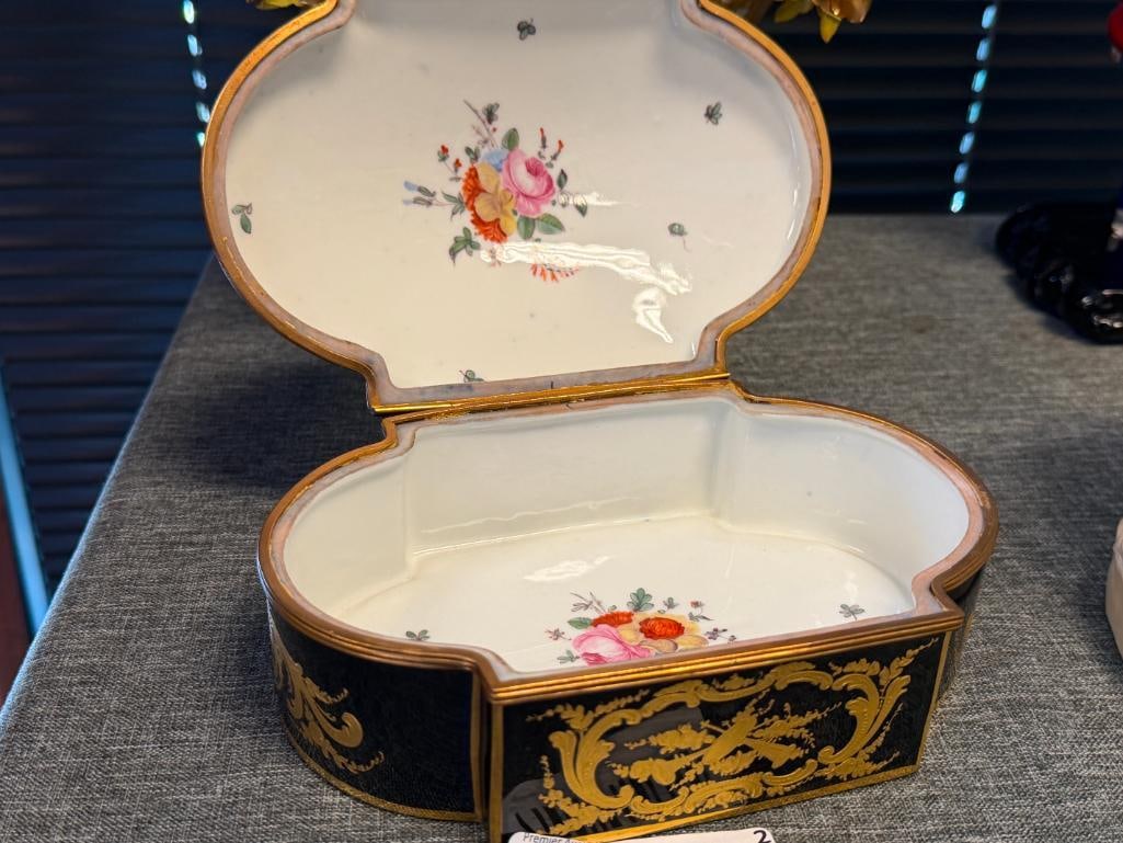 19TH CENTURY FRENCH SEVRES-STYLE PORCELAIN JEWELRY BOX / CASKET / COFFRE HAND PAINTED FLORAL FOLI... - 5