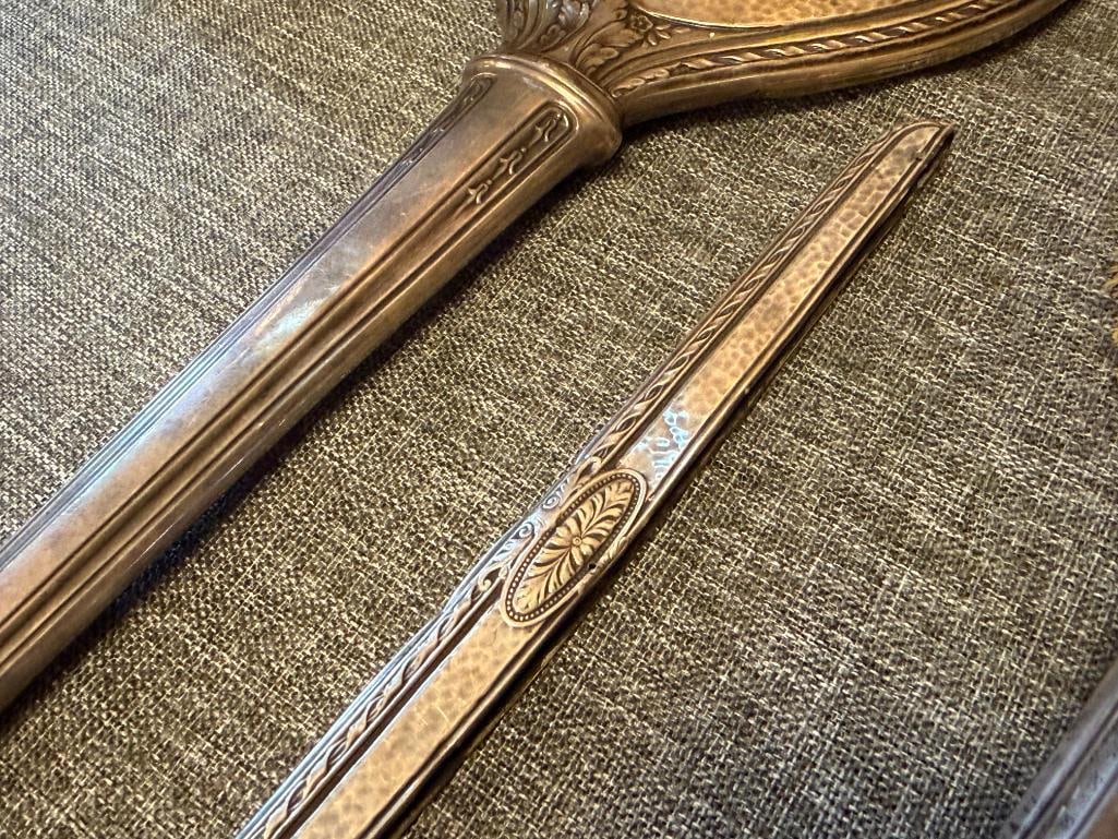 EARLY 20TH CENTURY STERLING SILVER VANITY HAND MIRROR, HAIR BRUSH AND COMB HANDLE - 6