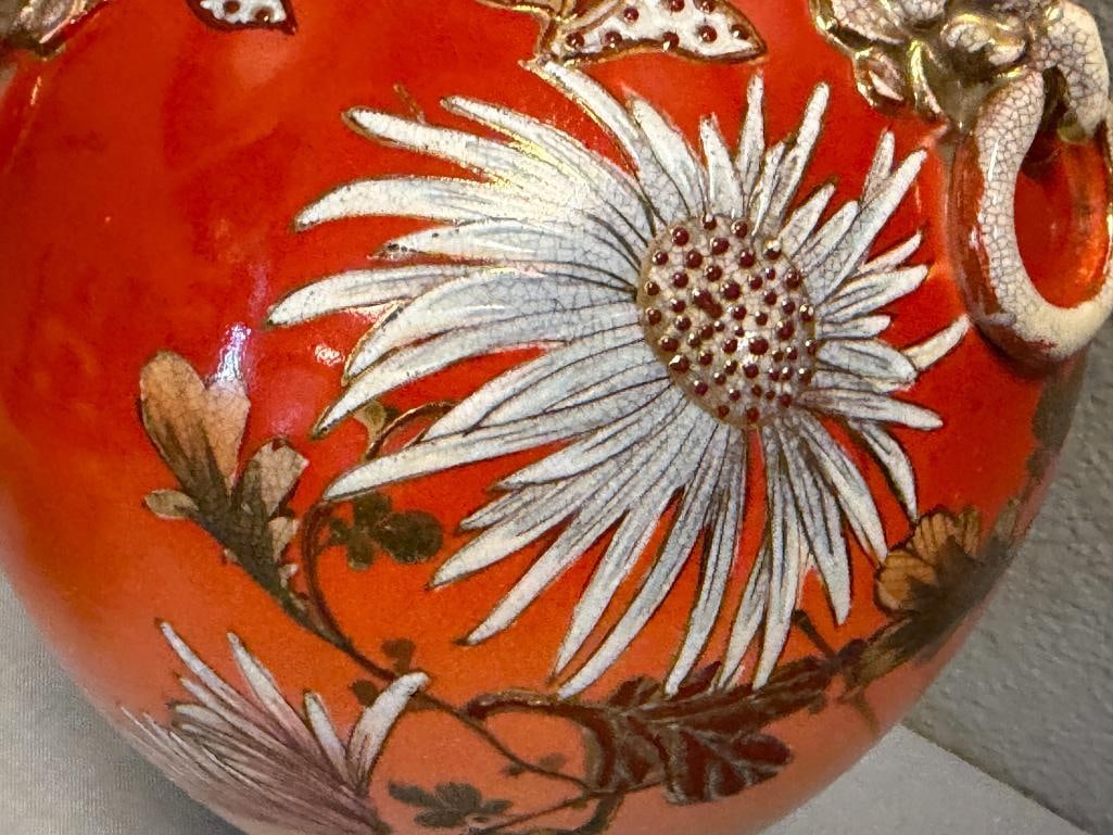 20TH CENTURY JAPANESE SATSUMA VASE WITH MORIAGE RAISED DECORATION FLORAL / CHRYSANTHEMUM MOTIF - 3