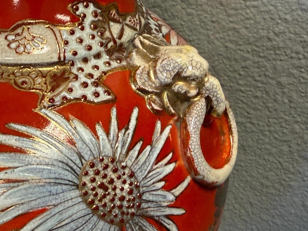 20TH CENTURY JAPANESE SATSUMA VASE WITH MORIAGE RAISED DECORATION FLORAL / CHRYSANTHEMUM MOTIF - 4