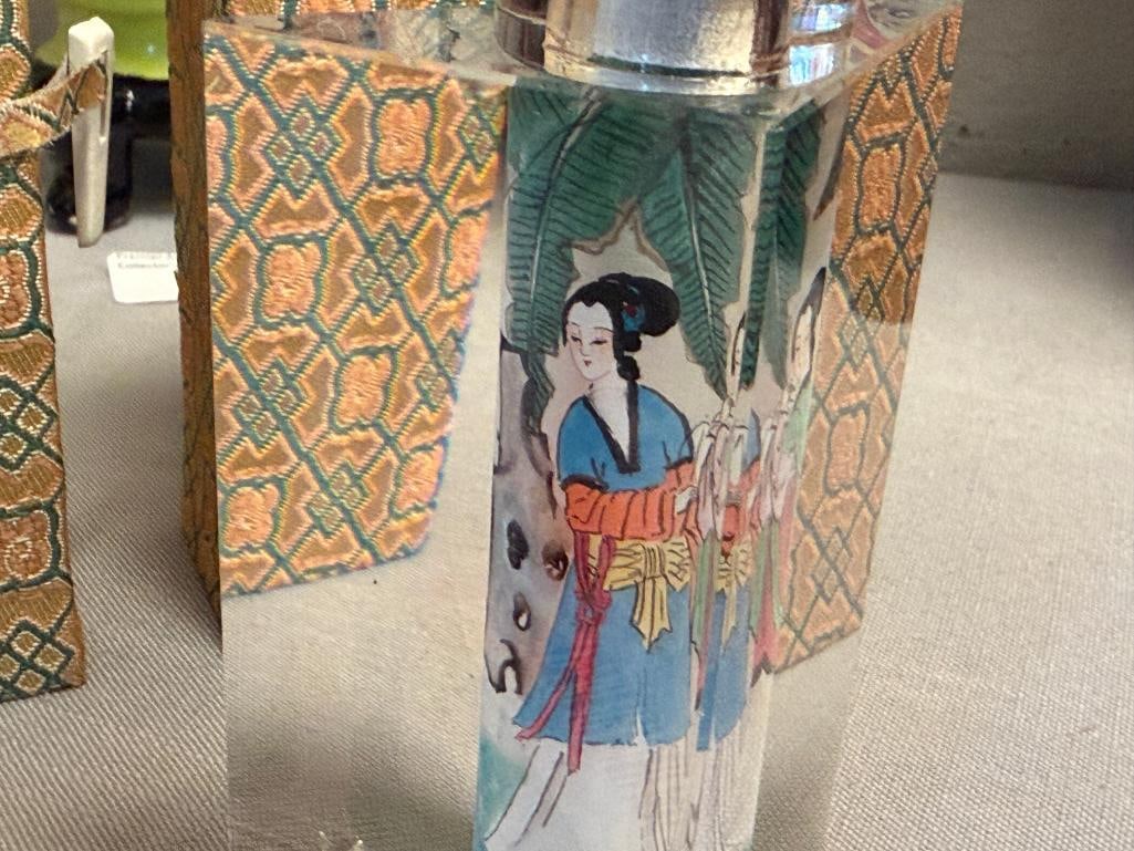 20TH CENTURY REVERSE PAINTED GLASS LARGE SNUFF BOTTLES WITH STONE TOPS - 8