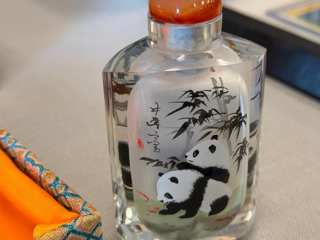 CHINESE REVERSE PAINTED PLAYFUL PANDAS THEMED GLASS SNUFF BOTTLES - 11