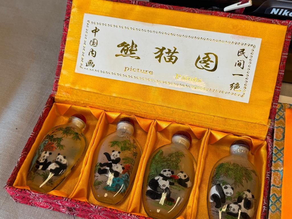 CHINESE REVERSE PAINTED PLAYFUL PANDAS THEMED GLASS SNUFF BOTTLES - 2