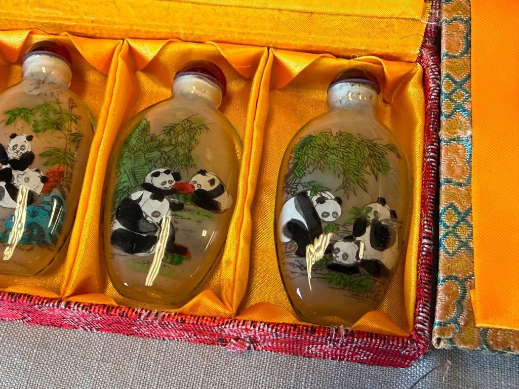 CHINESE REVERSE PAINTED PLAYFUL PANDAS THEMED GLASS SNUFF BOTTLES - 5