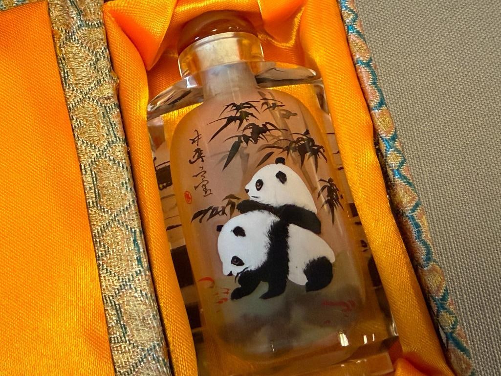 CHINESE REVERSE PAINTED PLAYFUL PANDAS THEMED GLASS SNUFF BOTTLES - 9