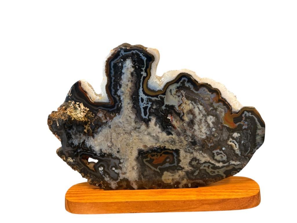 RAW EDGE POLISHED AGATE SLAB MOUNTED ON OAK BASE: QUARTZ CRYSTAL EDGES ALONG THE TOP, BOTH SIDES ARE POLISHED 14" L, 10 1/4" H