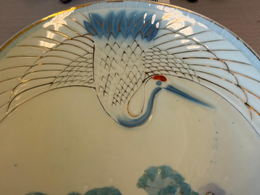 MID-CENTURY DAINAN CELADON GLAZE PORCELAIN PLTE WITH HANDPAINTED RED-CROWNED CRANE AND GITL ACCENTS - 2