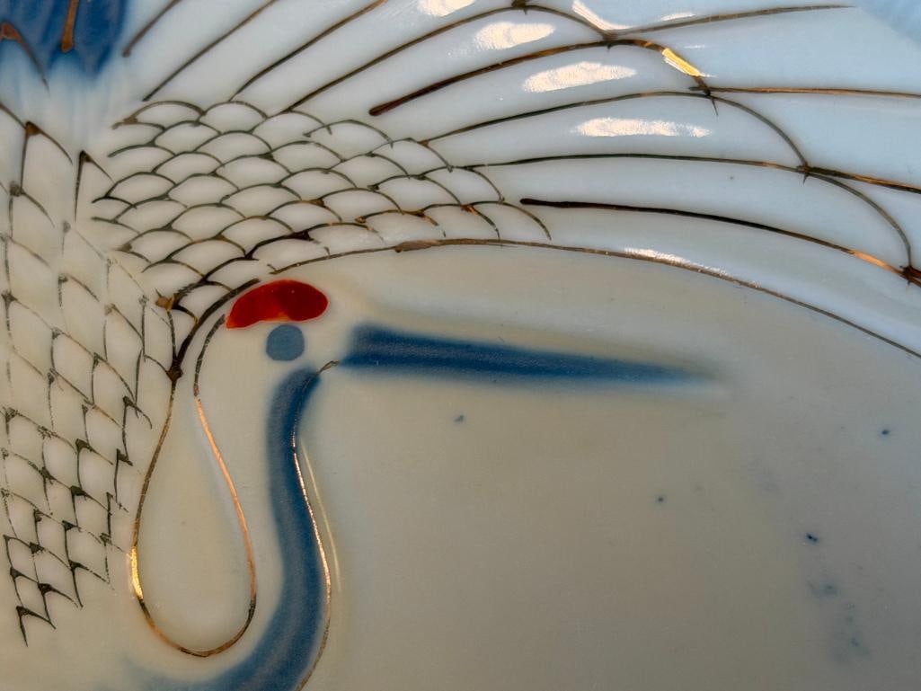MID-CENTURY DAINAN CELADON GLAZE PORCELAIN PLTE WITH HANDPAINTED RED-CROWNED CRANE AND GITL ACCENTS - 3