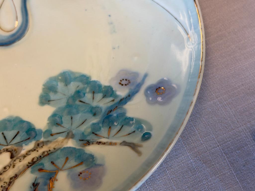 MID-CENTURY DAINAN CELADON GLAZE PORCELAIN PLTE WITH HANDPAINTED RED-CROWNED CRANE AND GITL ACCENTS - 4