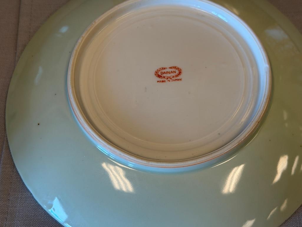 MID-CENTURY DAINAN CELADON GLAZE PORCELAIN PLTE WITH HANDPAINTED RED-CROWNED CRANE AND GITL ACCENTS - 5