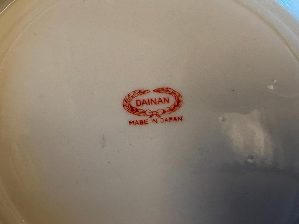 MID-CENTURY DAINAN CELADON GLAZE PORCELAIN PLTE WITH HANDPAINTED RED-CROWNED CRANE AND GITL ACCENTS - 6