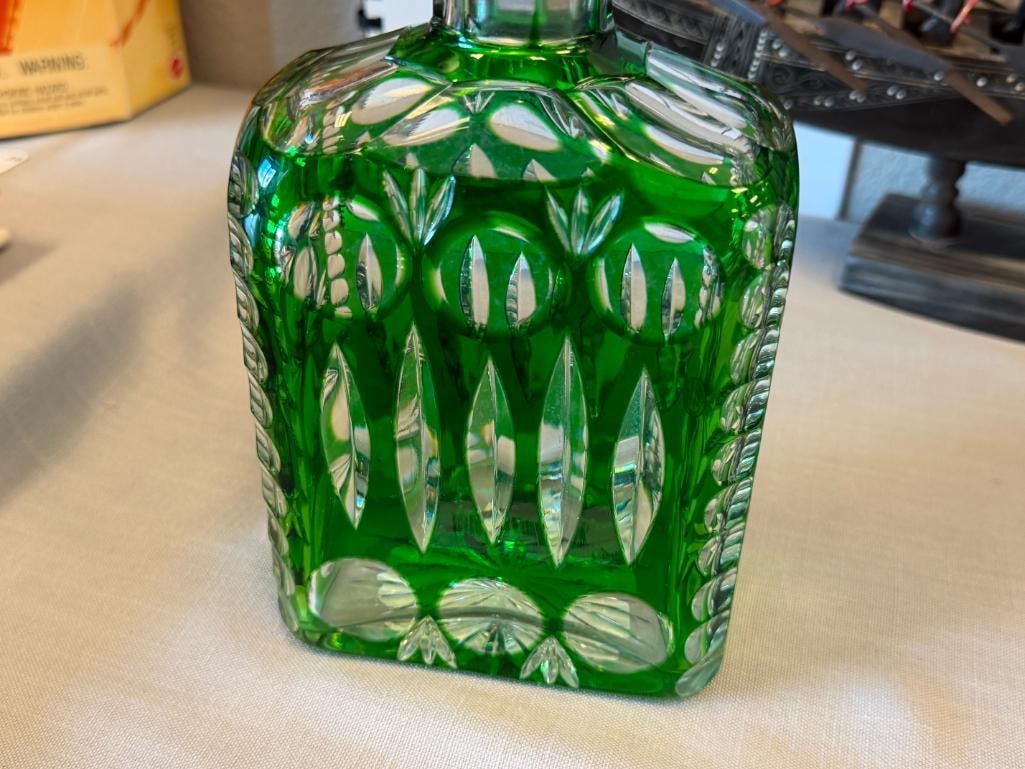 20TH CETURY HUNGARIAN EMERALD GREEN CUT TO CLEAR CRYSTAL DECANTER POSSIBLY CRISTAL NANCY - 2