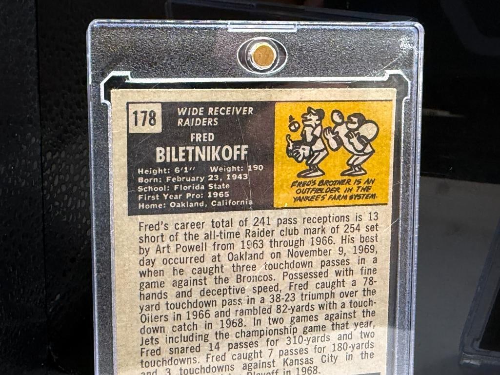 FOUR 1971 TOPPS HALL OF FAMER FOOTBALL CARDS INCLUDING FRED BILETNIKOF AND FRAN TARKENTON - 6