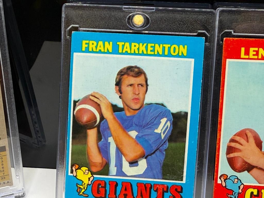 FOUR 1971 TOPPS HALL OF FAMER FOOTBALL CARDS INCLUDING FRED BILETNIKOF AND FRAN TARKENTON - 8