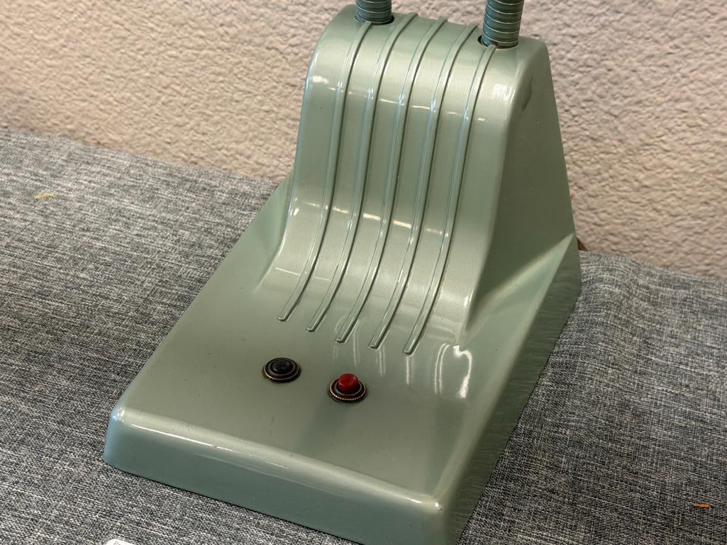 MID-CENTURY DAZOR GOOSENECK DESK LAMP UNDERWRITERS LABORATORIES ISSUE NO. 39650 - 3