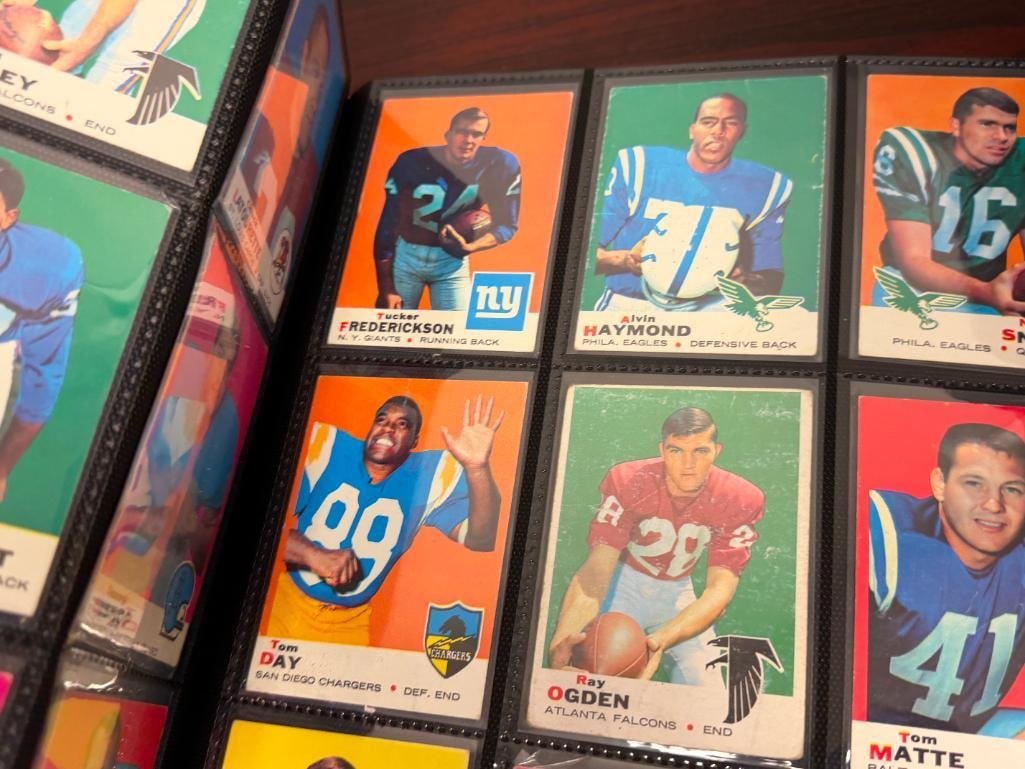 324 VINTAGE 1966-1973 FOOTBALL CARDS INCLUDING HALL OF FAMERS AND ROOKIE CARDS - 13
