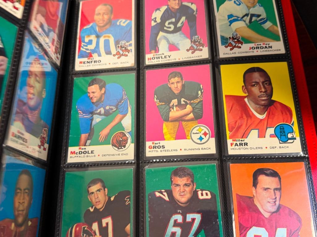 324 VINTAGE 1966-1973 FOOTBALL CARDS INCLUDING HALL OF FAMERS AND ROOKIE CARDS - 18