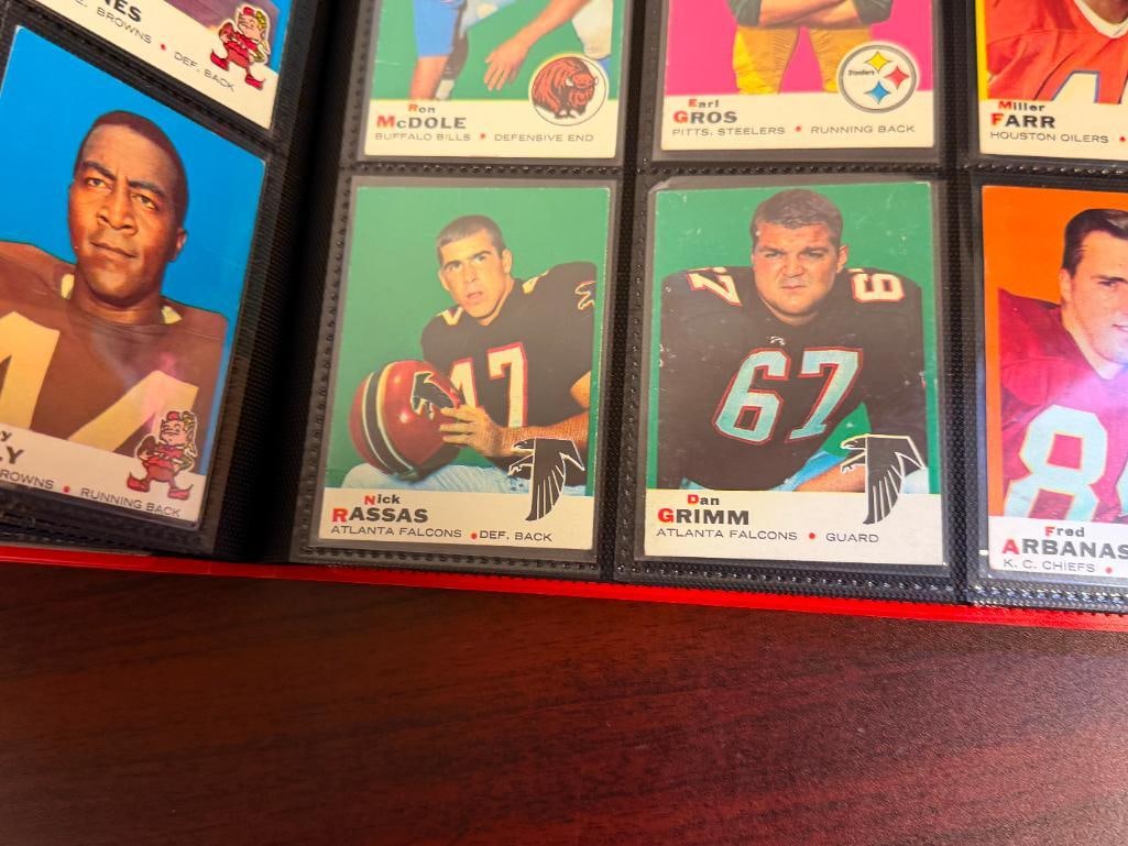 324 VINTAGE 1966-1973 FOOTBALL CARDS INCLUDING HALL OF FAMERS AND ROOKIE CARDS - 19