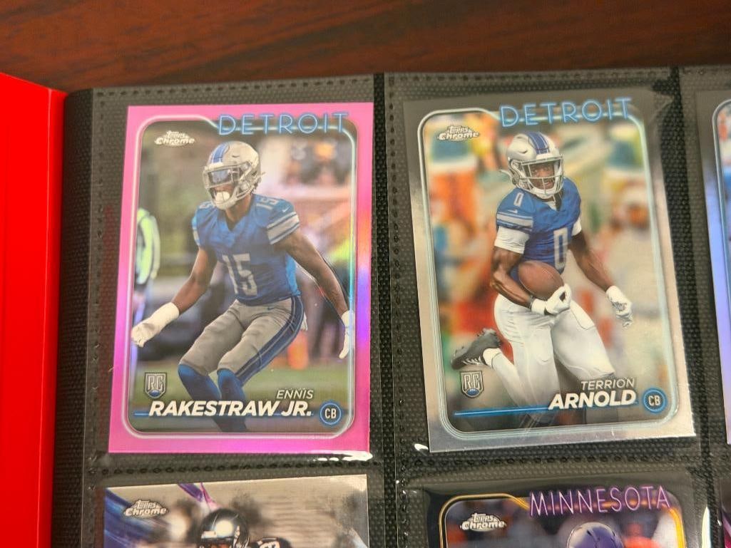 APPROX. 82 2024 TOPPS, PANINI, AND OTHER FOOTBALL CARDS FEATURING TWO RELIC CARDS AND HALL OF FAM... - 6