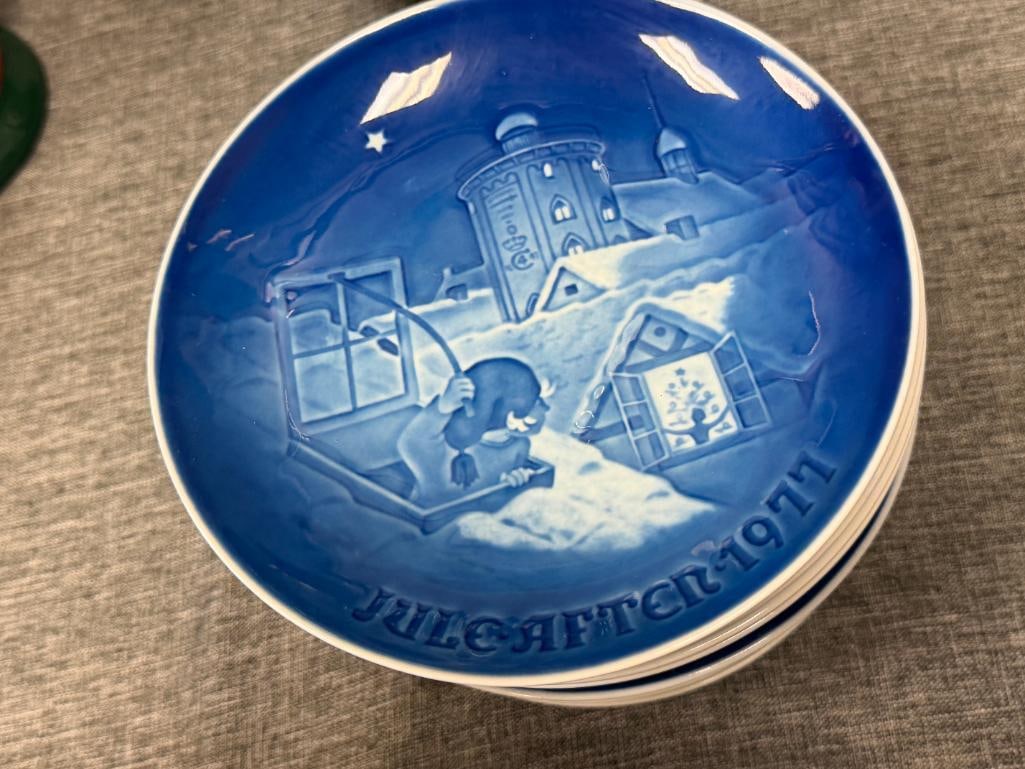 VINTAGE 1960'S AND 1970'S BING AND GRONDAHL COPENHAGEN PORCELAIN HOLIDAY PLATES MADE IN DENMARK - 4