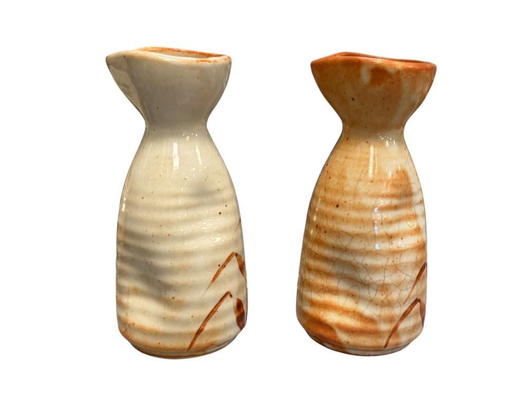 VINTAGE JAPANESE POTTERY CERMIC SAKE BOTTLE / TOKKURI WITH RIBBED BODY AND LEAF DESIGN: WHITE AND ORANGE MARBLED GLAZING 7" H