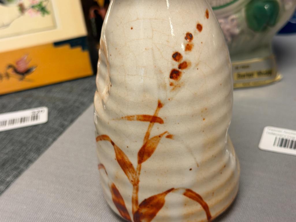 VINTAGE JAPANESE POTTERY CERMIC SAKE BOTTLE / TOKKURI WITH RIBBED BODY AND LEAF DESIGN - 5