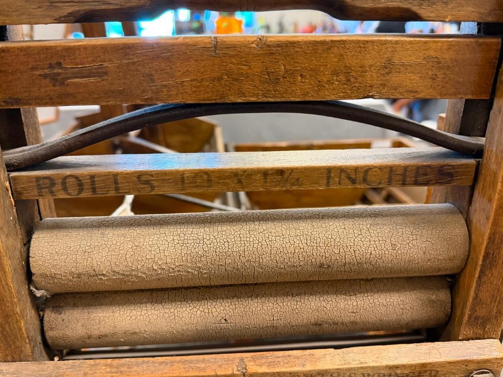LATE 1800'S JOHN PRITZLAFF HARDWARE CO. ELDORA NO. 110 FOLDING BENCH WRINGER - 9