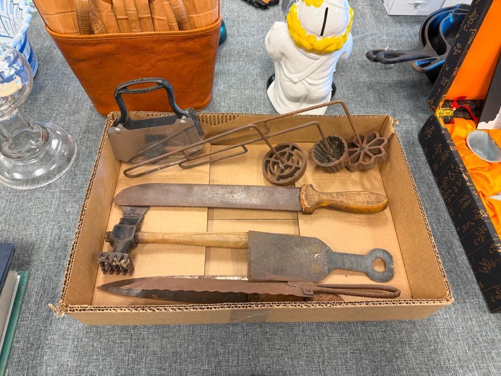ANTIQUE AND VINTAGE KITCHEN / BUTCHER KNIVES AND ROSETTE IRONS / MOLDS (1 of 12)