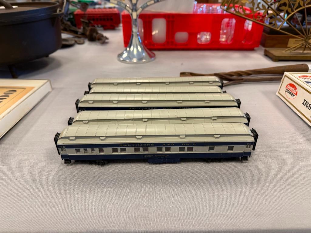 KADEE HO SCALE BALITMORE AND OHIO PASSENGER / BAGGAGE CARS (1 of 7)