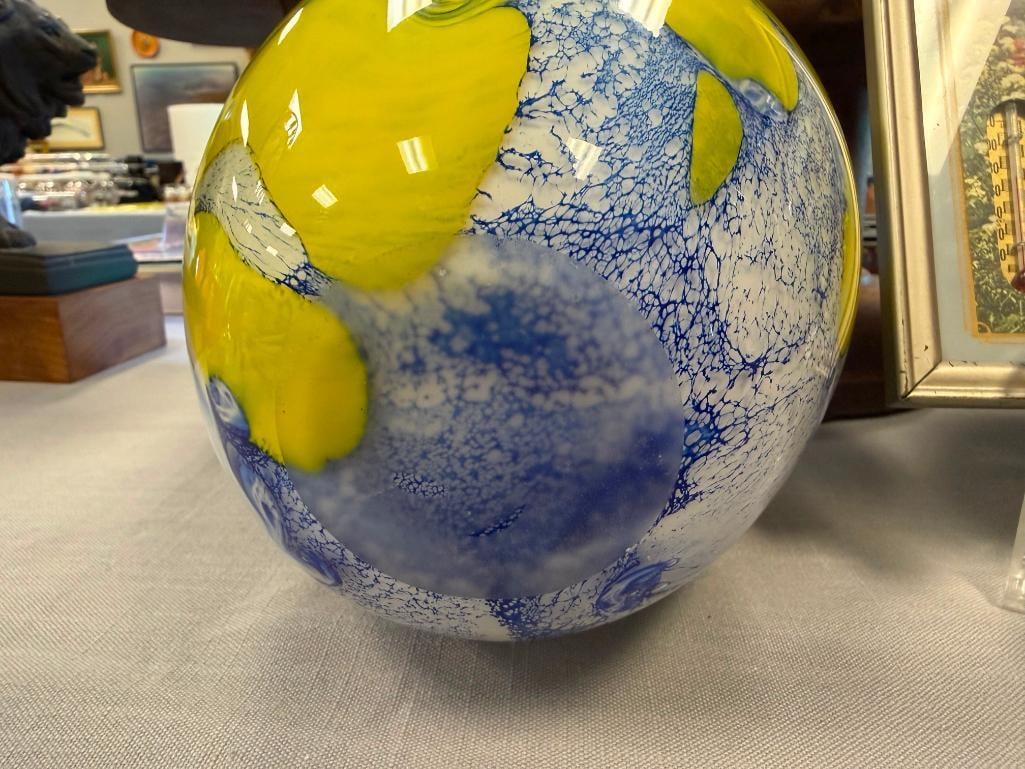 HAND BLOWN ART GLASS CASED BULBOUS VASE WITH BLUE, YELLOW, AND WHITE DESIGN - 7