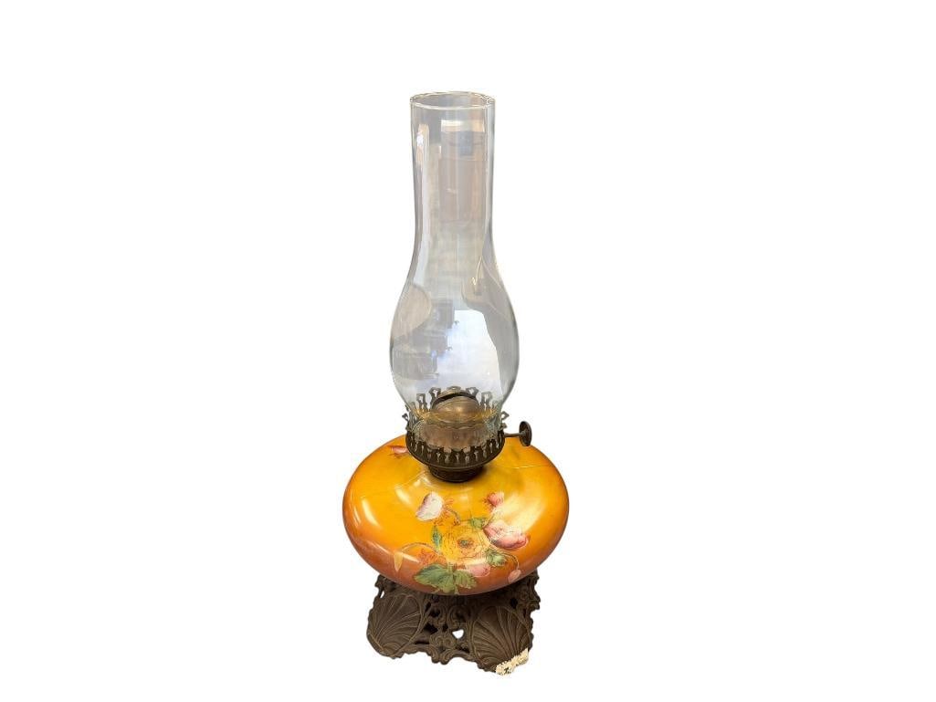 ANTIQUE PHOENIX PARLOR OIL LAMP WITH HAND PAINTED FONT AND DECORATIVE CAST IRON BASE (1 of 11)