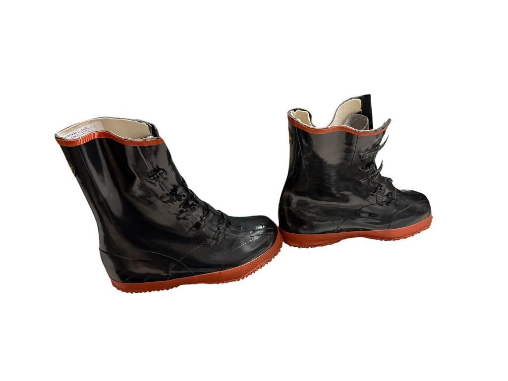 LEATHER LINED BLACK RUBBER WATERPROOF SLUSH BOOTS: IN GOOD CONDITION SIZE 13