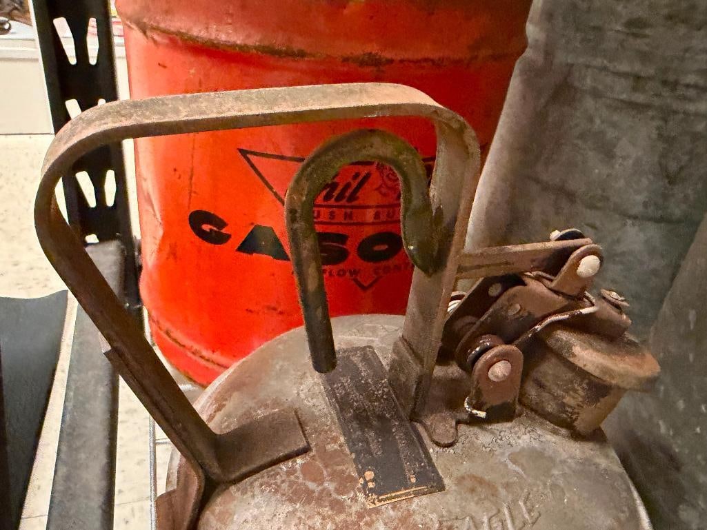 FIVE VINTAGE AUTOMOBILE FILLING CANS INCLUDING FOUR GALVANIZED METAL AND ONE PHIL RITE GASOLINE CAN - 8