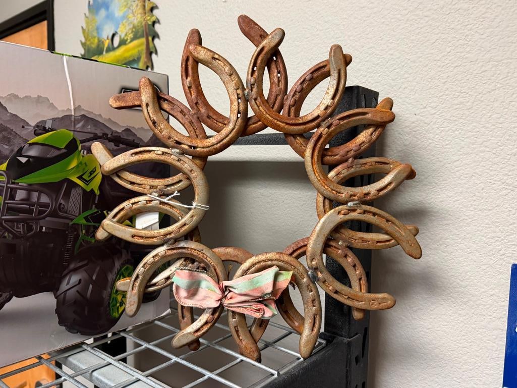 UNQIUE WESTERN RANCH WALL ART AUTHENTIC METAL HORSESHOE WREATH WITH HORSESHOES BY DIAMOND - 2