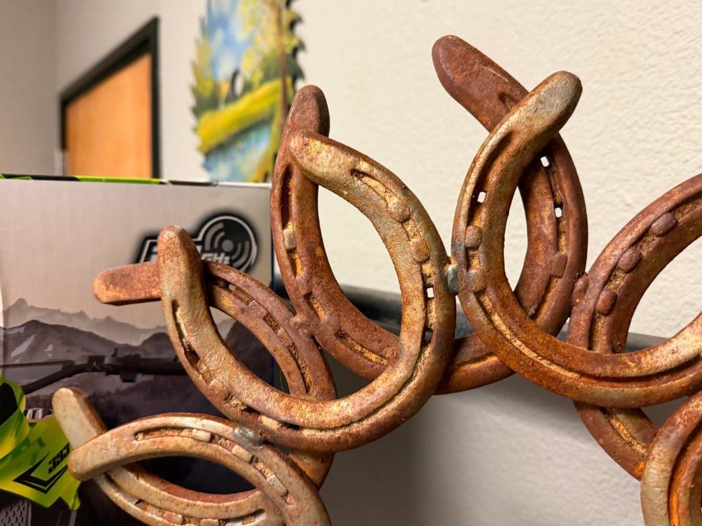 UNQIUE WESTERN RANCH WALL ART AUTHENTIC METAL HORSESHOE WREATH WITH HORSESHOES BY DIAMOND - 4
