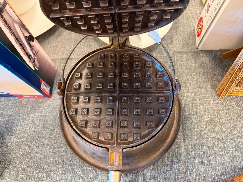 VINTAGE WAGNER WARE 1408 AND GRISWOLD NO. 8 CAST IRON WAFFLE MAKERS WITH BASE - 10