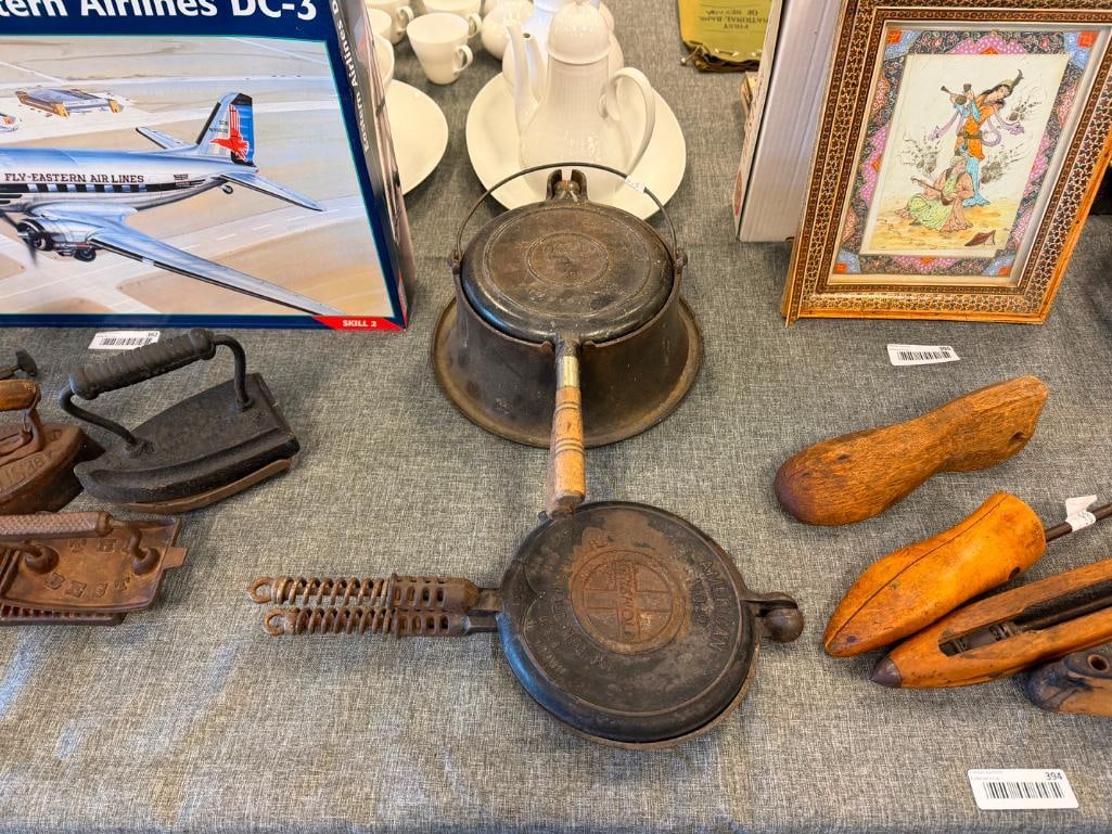 VINTAGE WAGNER WARE 1408 AND GRISWOLD NO. 8 CAST IRON WAFFLE MAKERS WITH BASE - 2