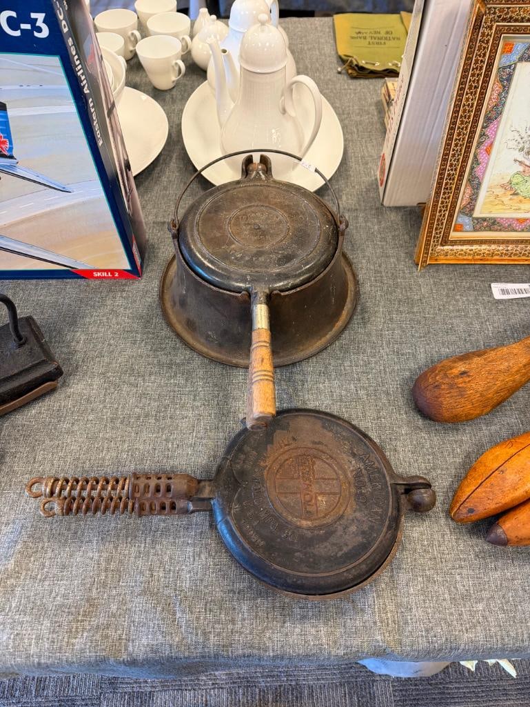 VINTAGE WAGNER WARE 1408 AND GRISWOLD NO. 8 CAST IRON WAFFLE MAKERS WITH BASE - 3