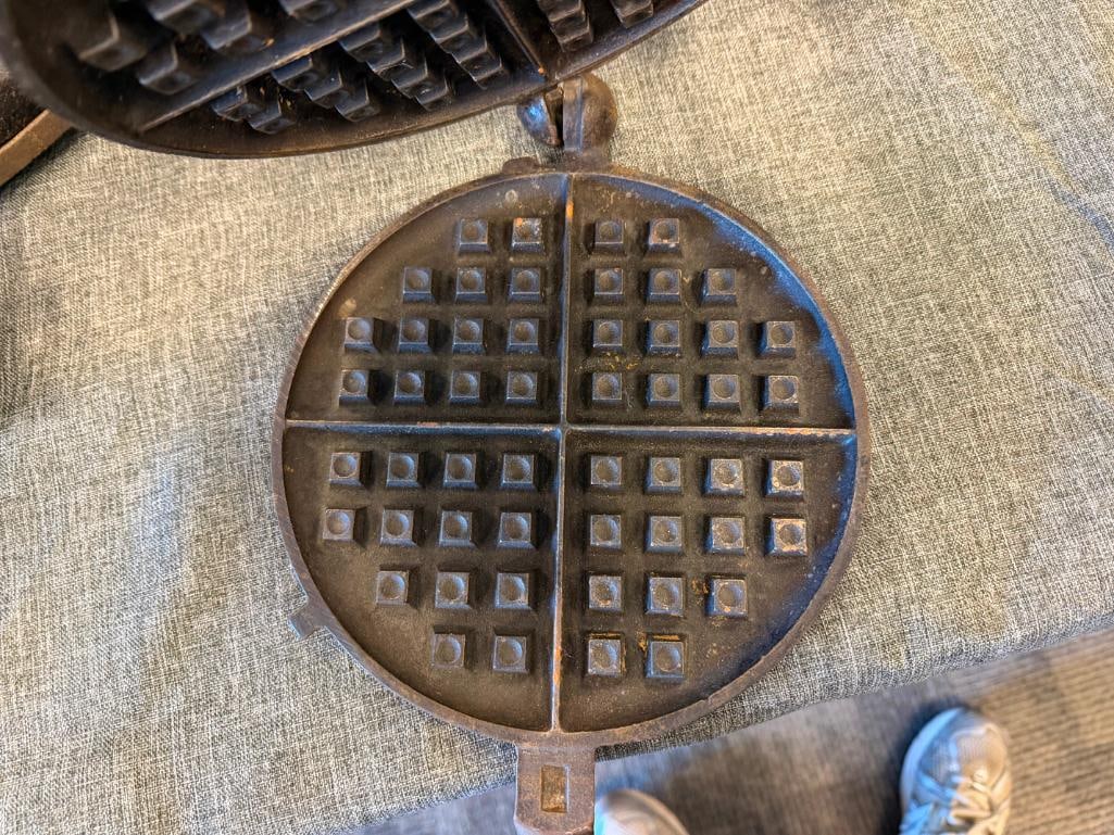 VINTAGE WAGNER WARE 1408 AND GRISWOLD NO. 8 CAST IRON WAFFLE MAKERS WITH BASE - 6