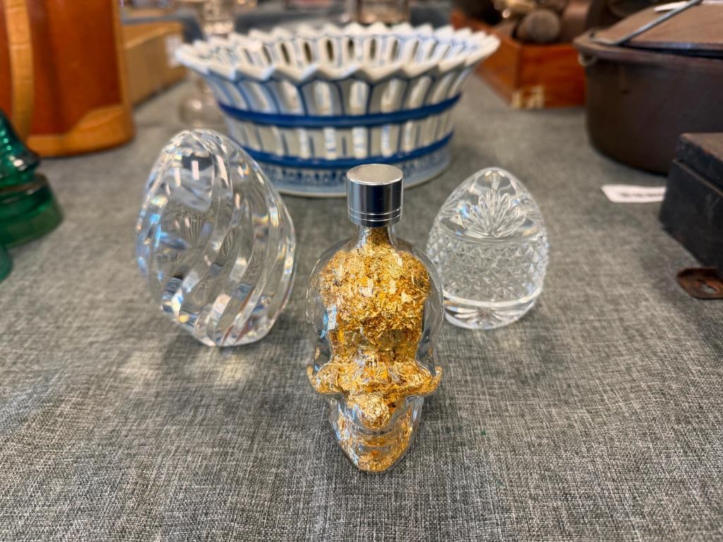 LENOX AND FRENCH MADE CRYSTAL EGG PAPERWEIGHTS PLUS GOLD FLAKE FILLED SKULL PAPERWEIGHT - 2