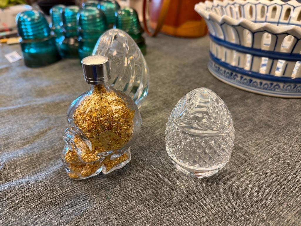 LENOX AND FRENCH MADE CRYSTAL EGG PAPERWEIGHTS PLUS GOLD FLAKE FILLED SKULL PAPERWEIGHT - 3