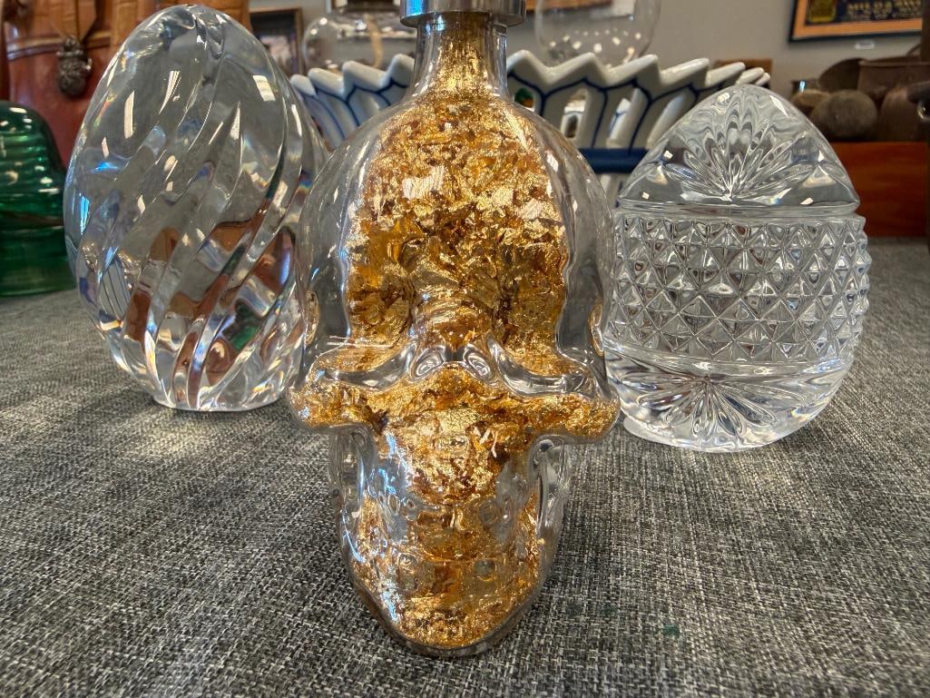 LENOX AND FRENCH MADE CRYSTAL EGG PAPERWEIGHTS PLUS GOLD FLAKE FILLED SKULL PAPERWEIGHT - 4