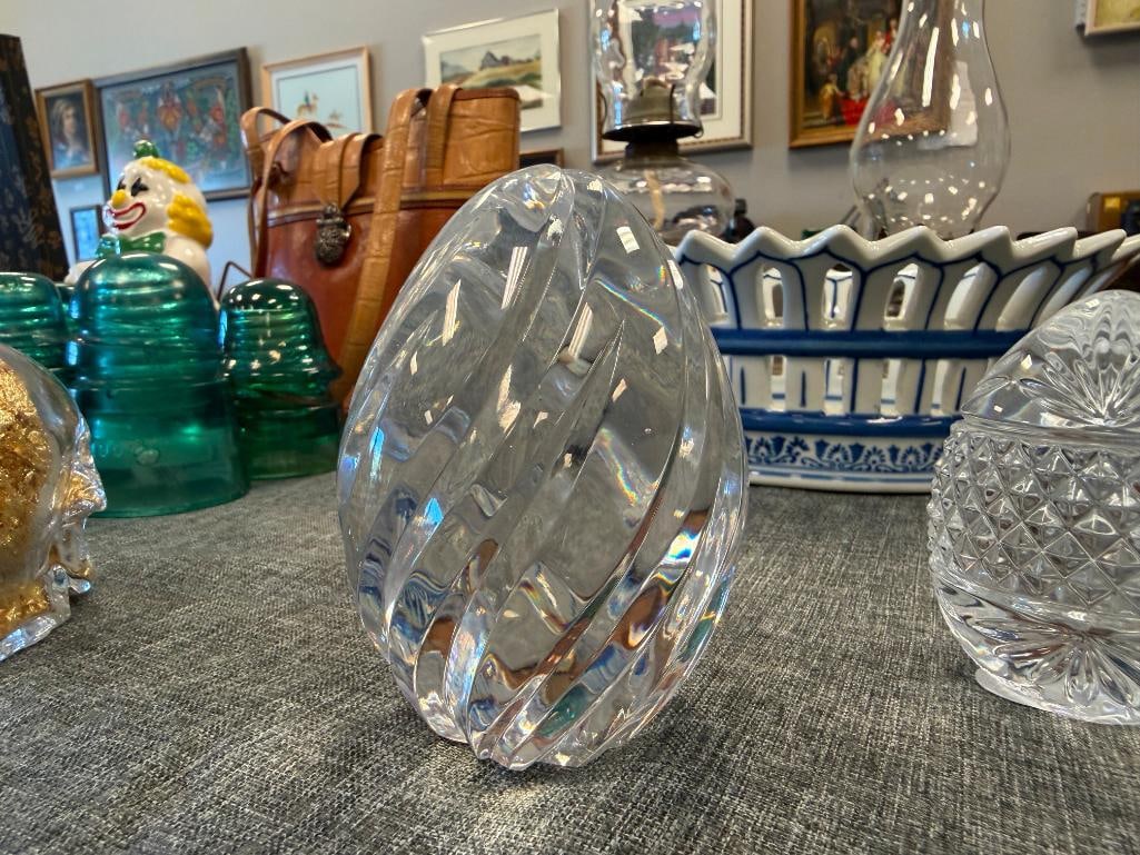 LENOX AND FRENCH MADE CRYSTAL EGG PAPERWEIGHTS PLUS GOLD FLAKE FILLED SKULL PAPERWEIGHT - 8