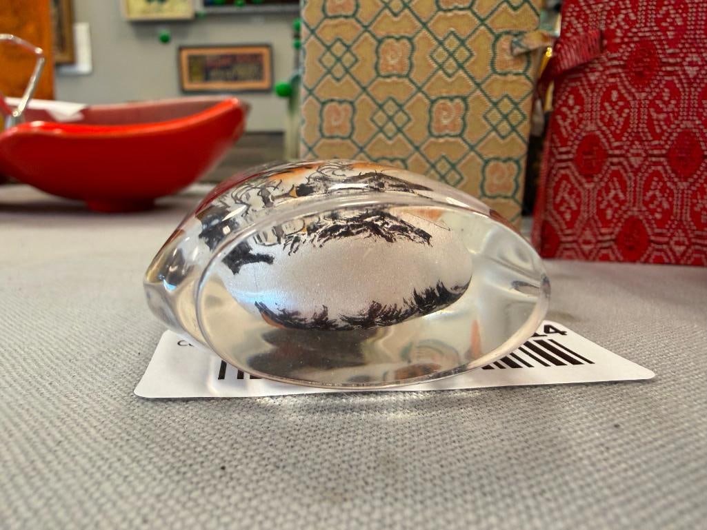 20TH CENTURY CHINESE REVERSE PAINTED GLASS SNUFF BOTTLES WITH GLASS AND STONE TOPS - 10