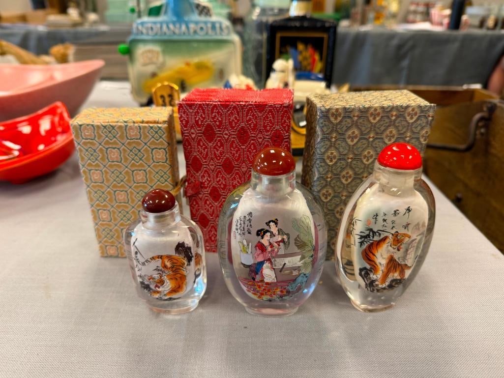 20TH CENTURY CHINESE REVERSE PAINTED GLASS SNUFF BOTTLES WITH GLASS AND STONE TOPS - 2