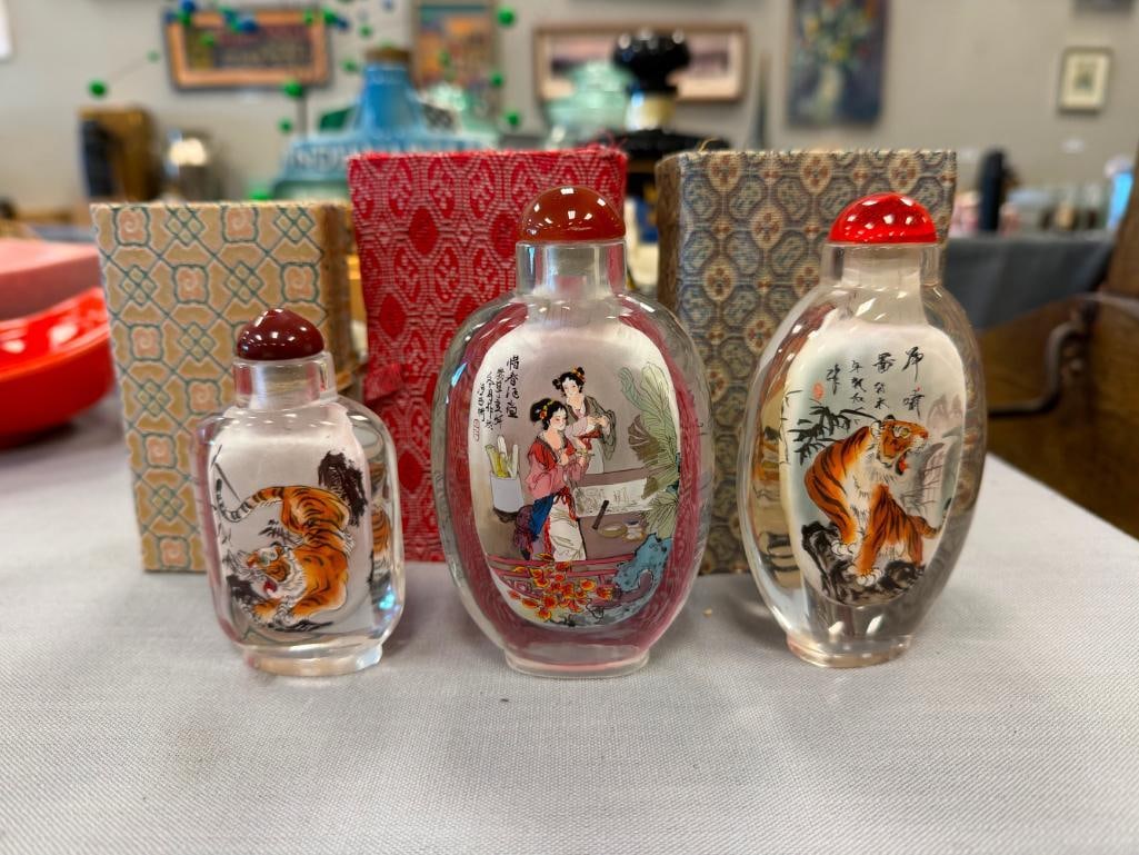 20TH CENTURY CHINESE REVERSE PAINTED GLASS SNUFF BOTTLES WITH GLASS AND STONE TOPS - 3