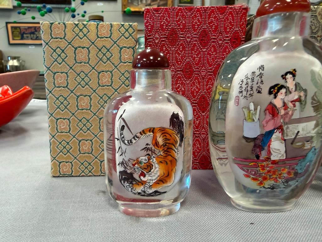 20TH CENTURY CHINESE REVERSE PAINTED GLASS SNUFF BOTTLES WITH GLASS AND STONE TOPS - 4
